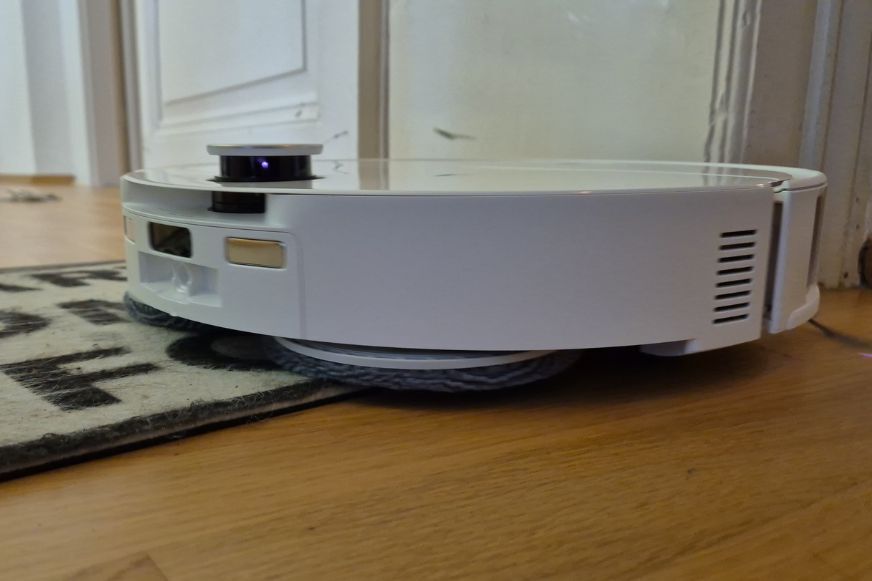 Der Roborock Qrevo Curv 2 Pro hebt beim Befahren von Teppichen automatisch seine Wischpads an.